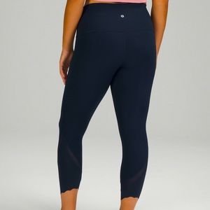 Lululemon NAVY 14 scallop wunder under crop 23 in